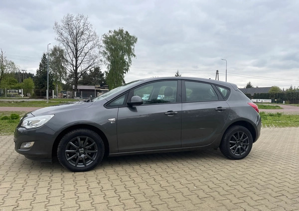 Opel Astra cena 30800 przebieg: 173000, rok produkcji 2012 z Radom małe 172